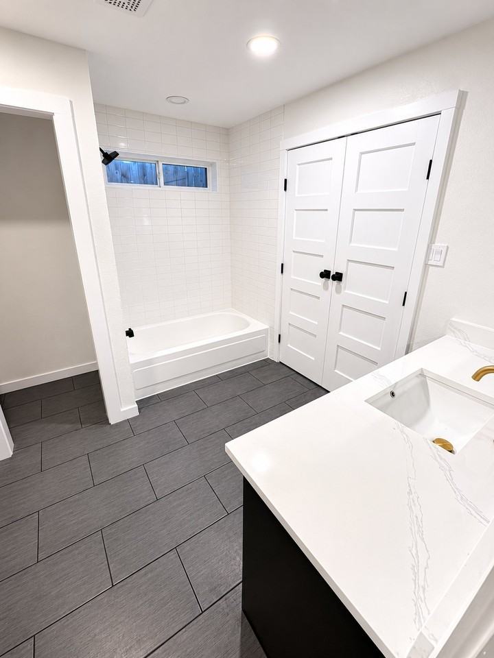 2906 Robindale Ln - Photo 4 of 12