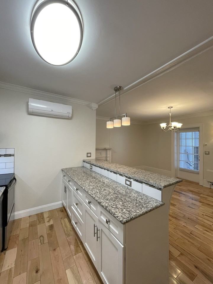 722 W Water St #9 - Photo 3 of 33