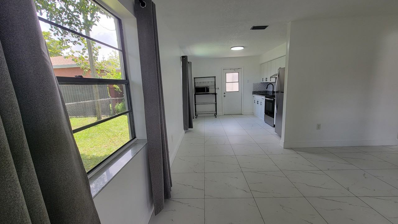 6112 Sw 37th St #B - Photo 3 of 23