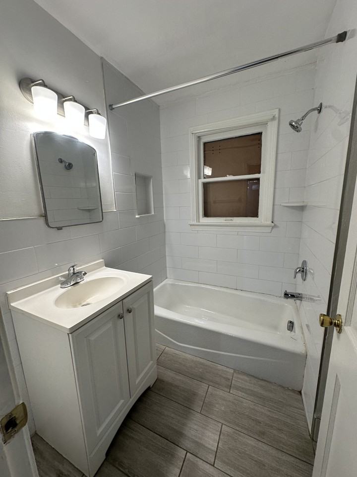 2104 N Lockwood Ridge Rd #NA - Photo 4 of 10