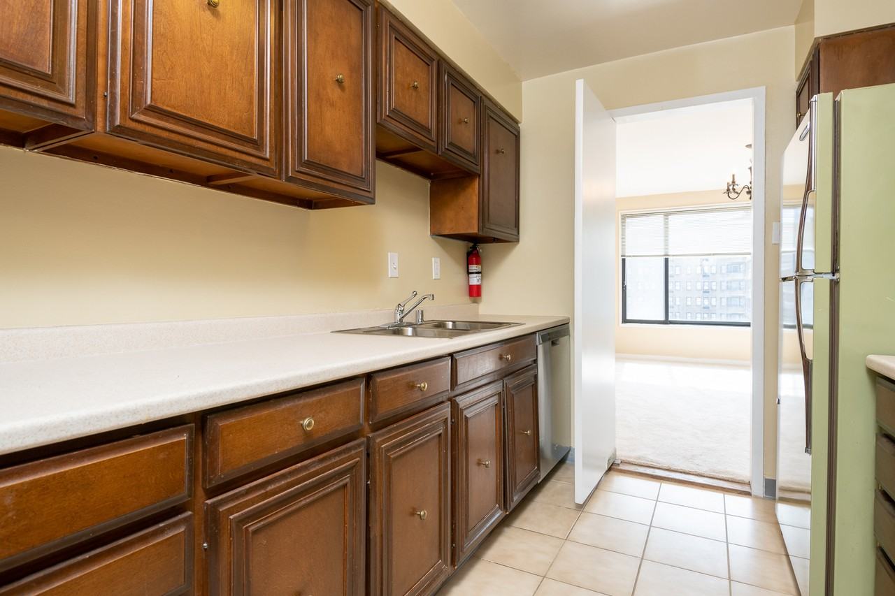2501 Calvert St Nw #604 - Photo 7 of 18
