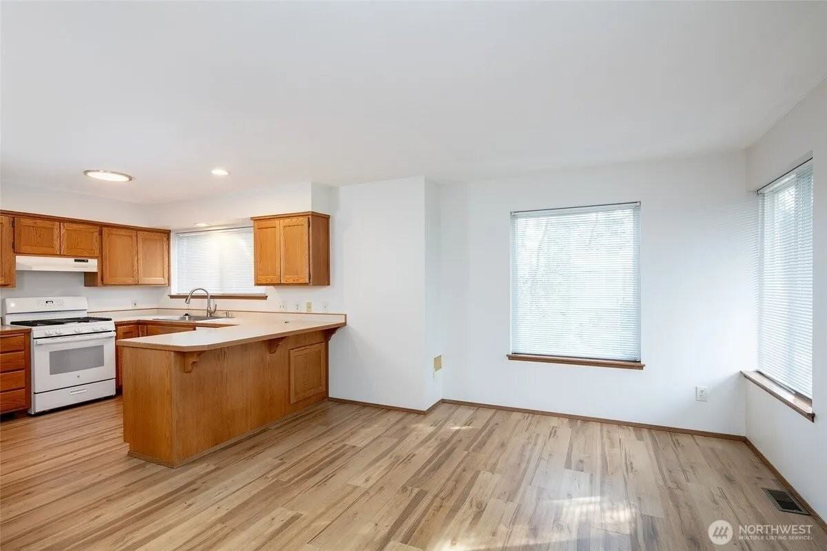 9741 Woodlawn Ave N - Photo 2 of 11