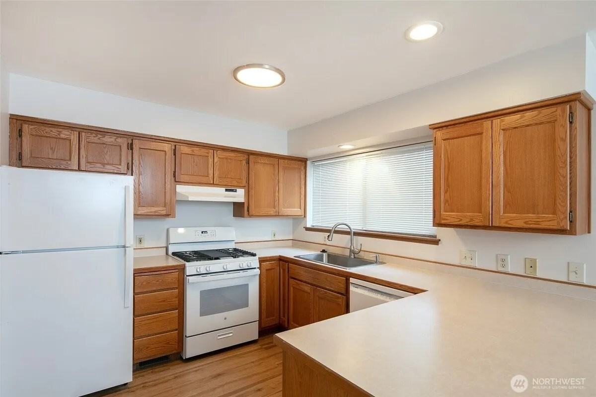 9741 Woodlawn Ave N - Photo 3 of 11