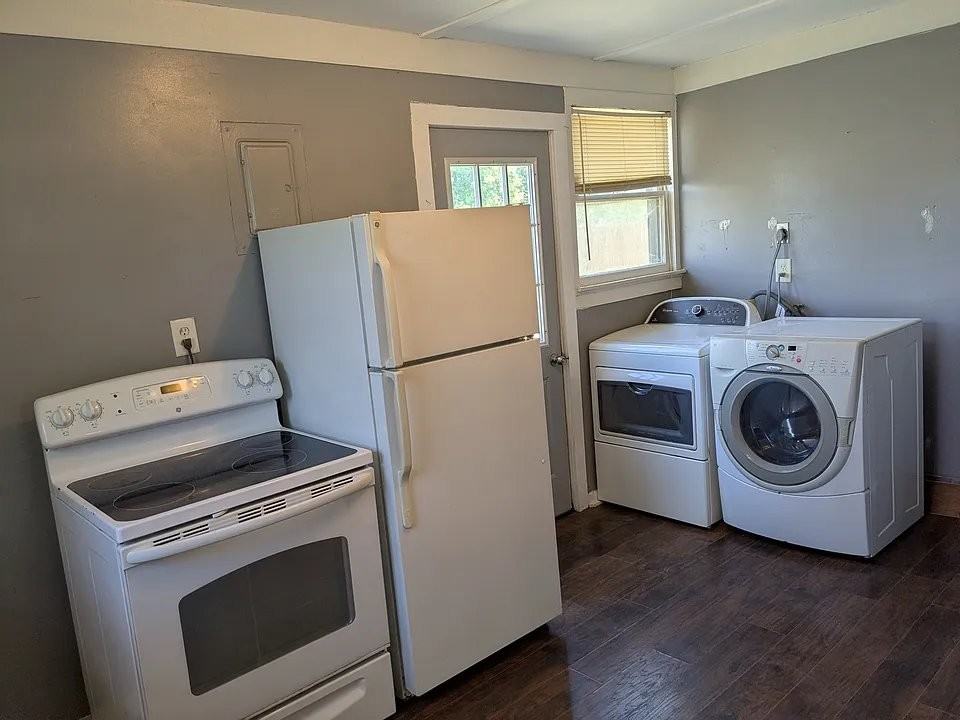 310 N Locust St - Photo 2 of 5