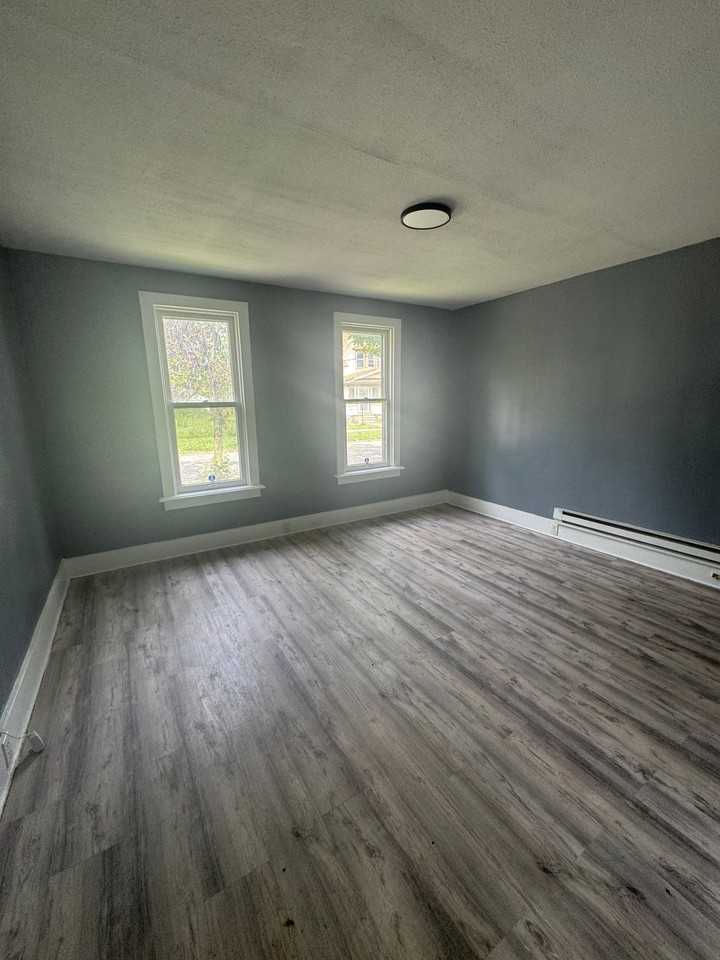 124 Everett St - Photo 3 of 7
