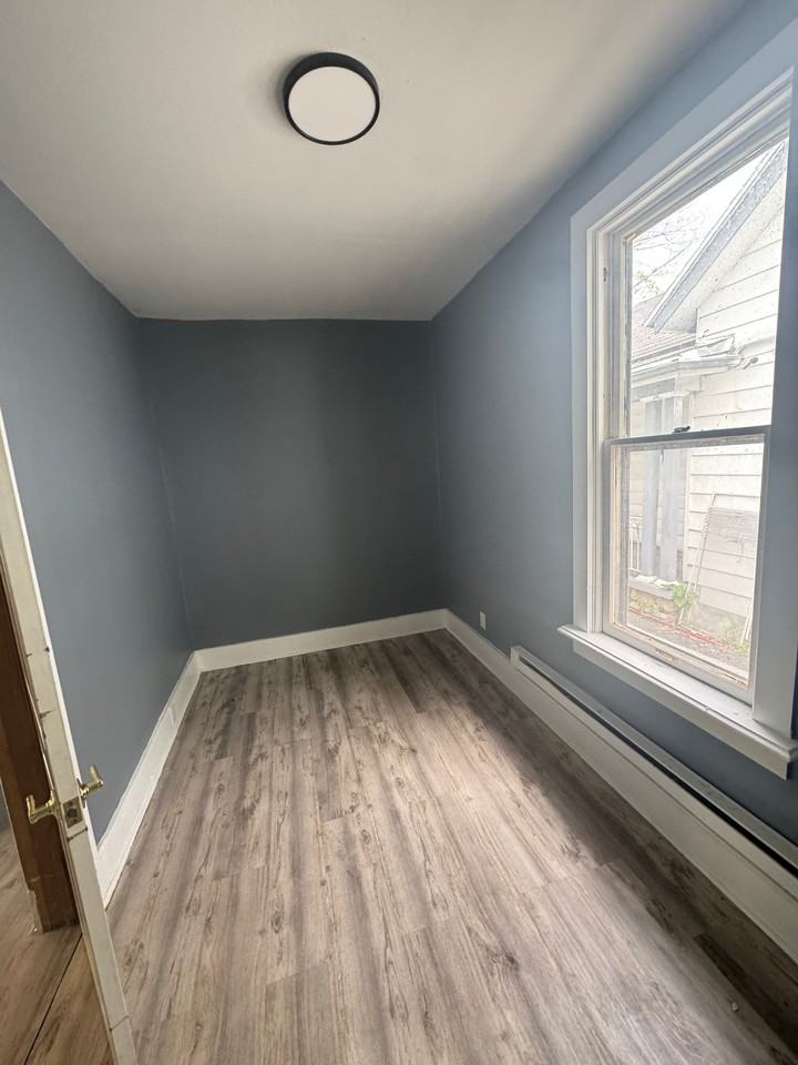 124 Everett St - Photo 4 of 7