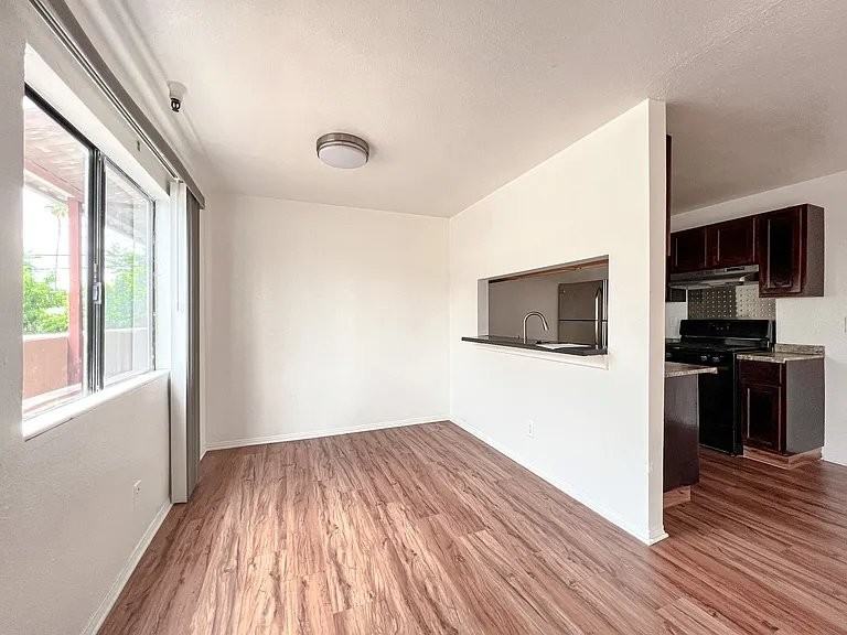 14746 Delano St #10 - Photo 3 of 15