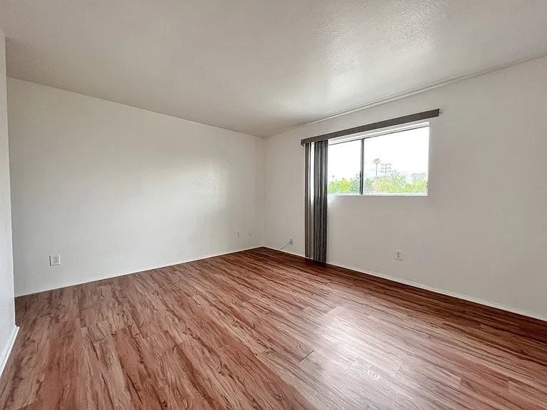 14746 Delano St #10 - Photo 6 of 15