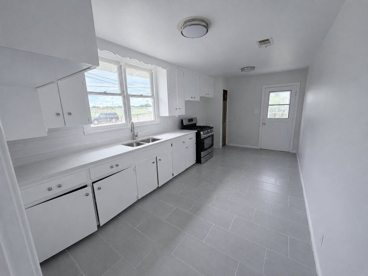 1410 Ray Dr - Photo 3 of 4