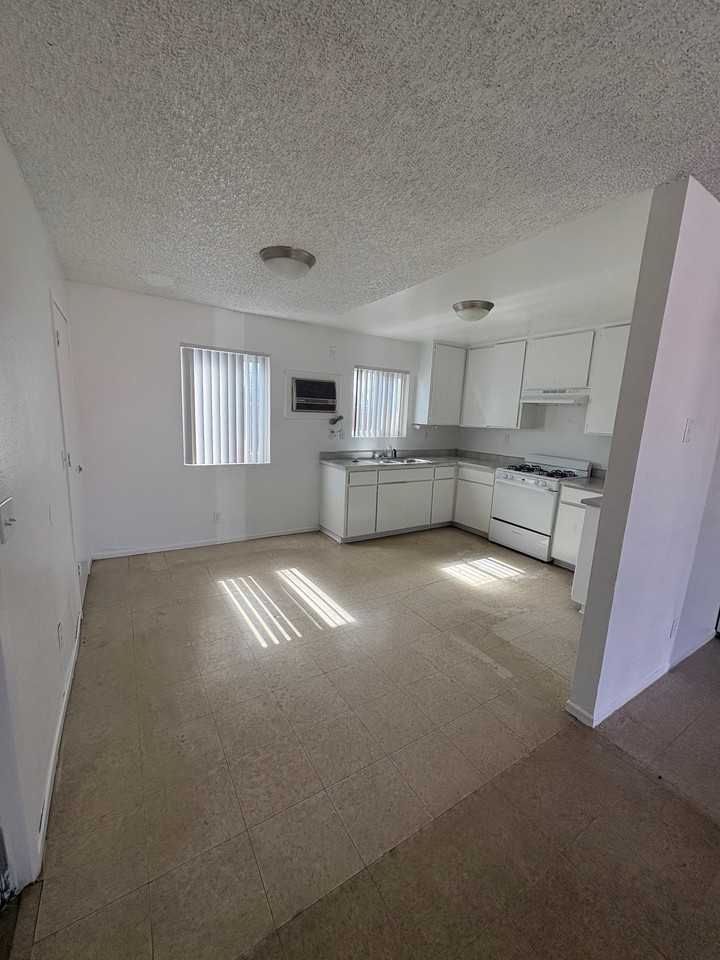 12048 Sand Ave #B - Photo 2 of 9