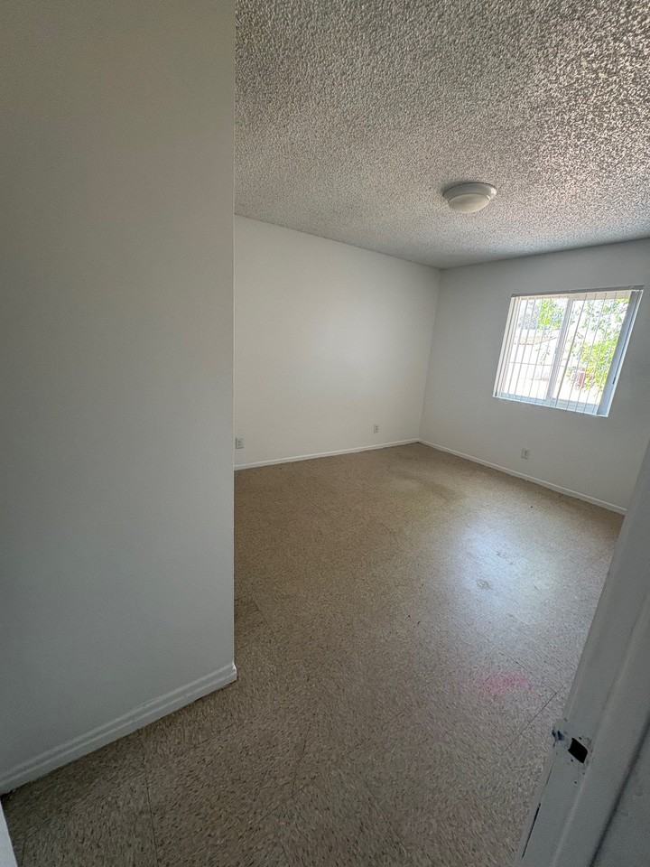 12048 Sand Ave #B - Photo 5 of 9