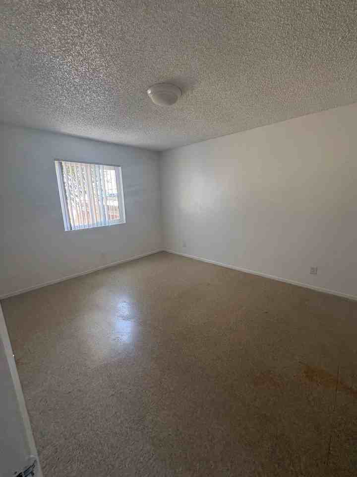 12048 Sand Ave #B - Photo 6 of 9