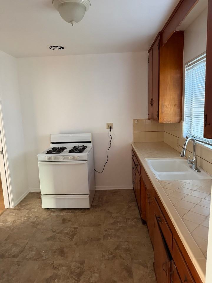 918 W Huntington Dr #J - Photo 5 of 14
