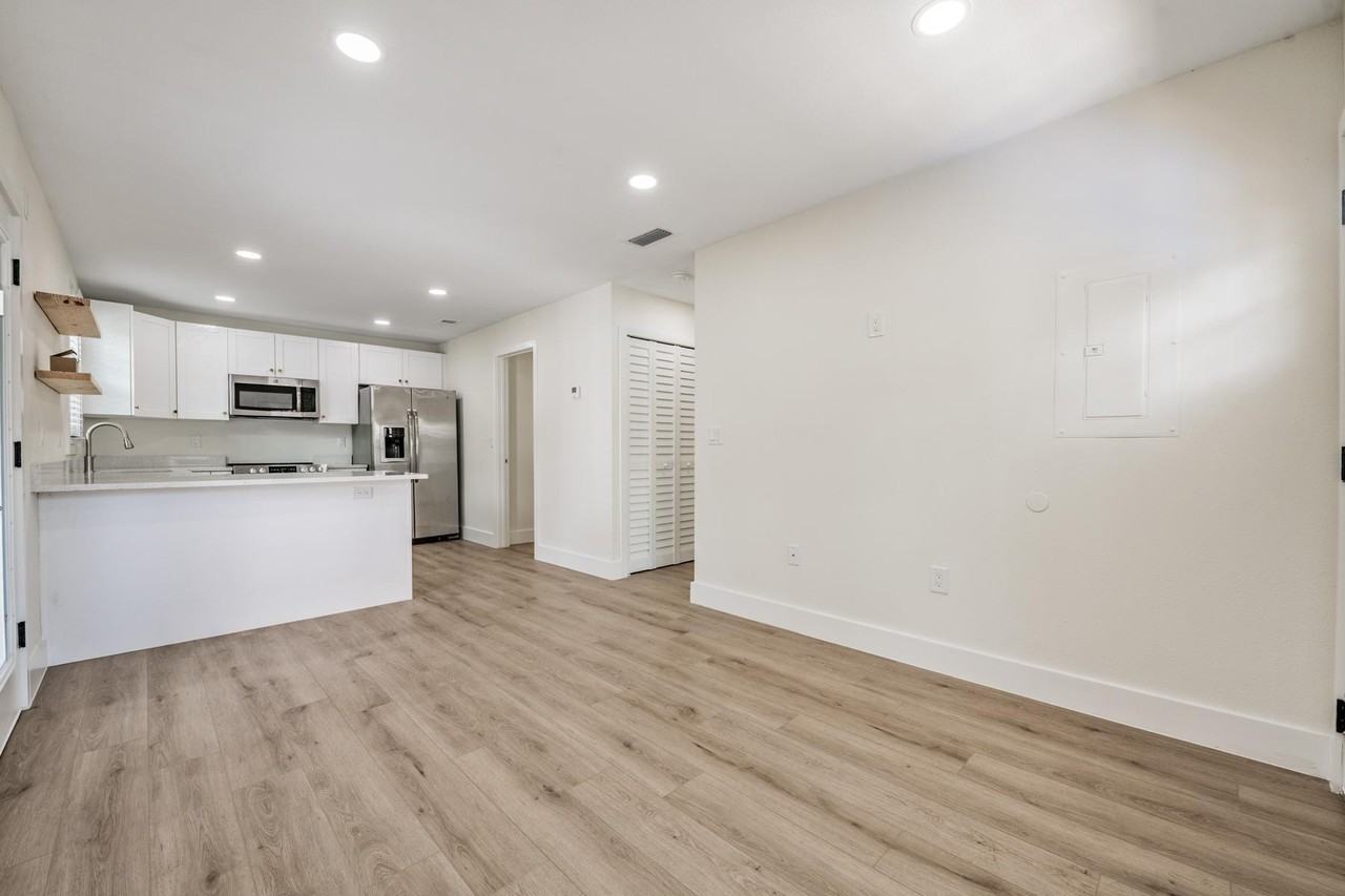 701 W Plaza Pl #C - Photo 5 of 18