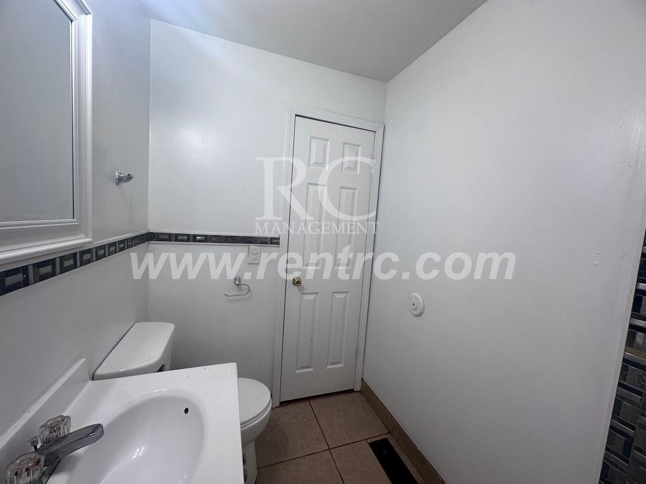 212 Logan St - Photo 4 of 13