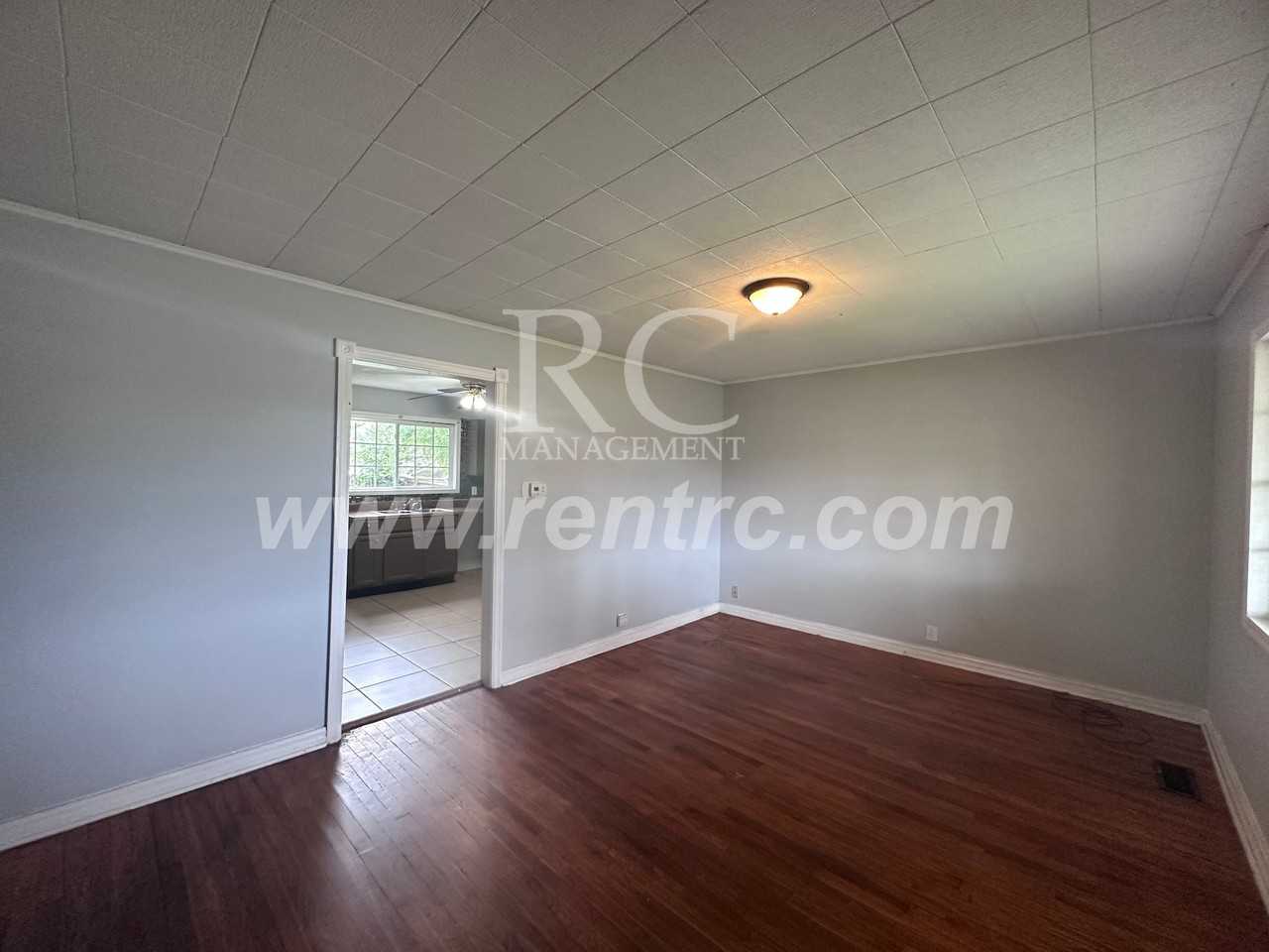 212 Logan St - Photo 5 of 13