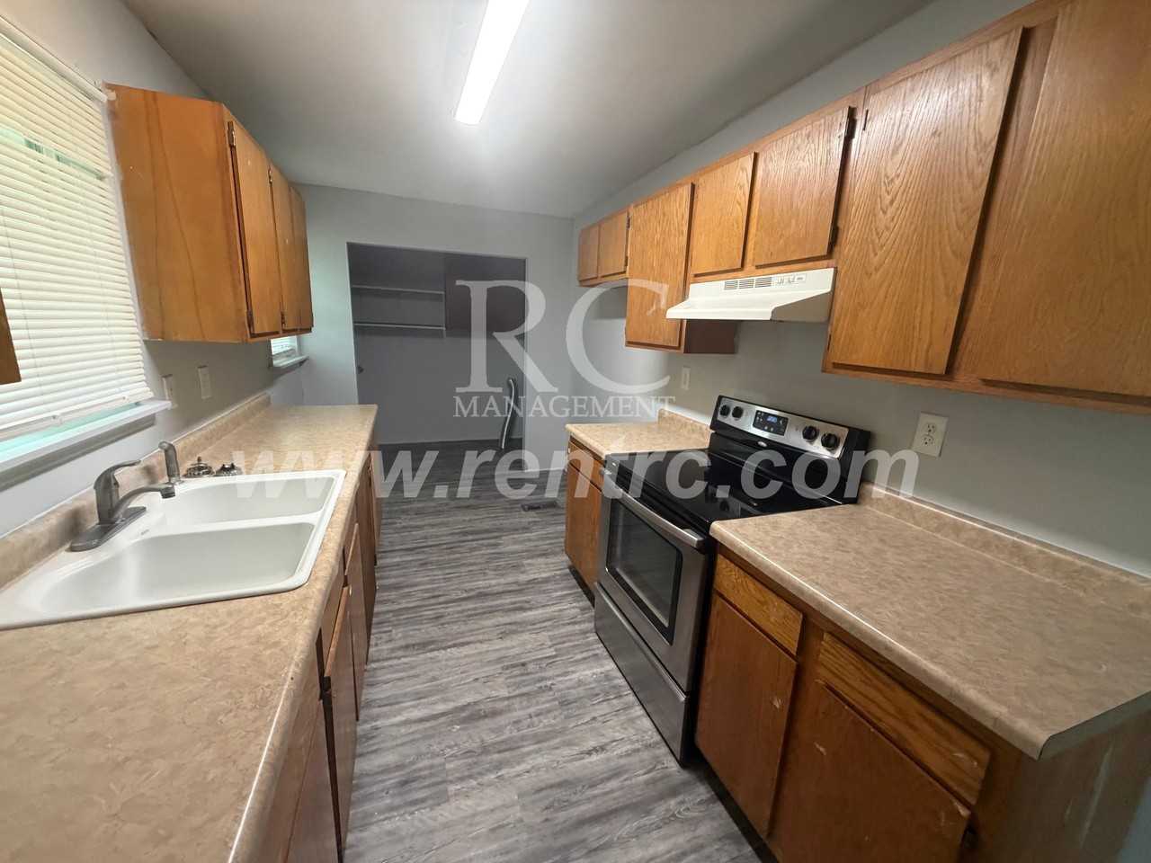 1618 Crestview Dr - Photo 2 of 19