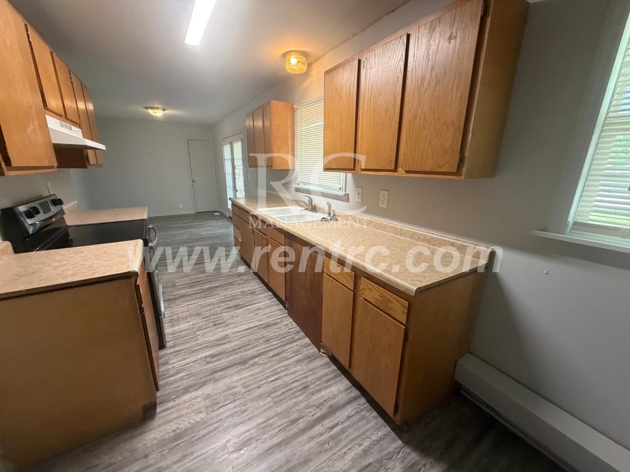 1618 Crestview Dr - Photo 3 of 19