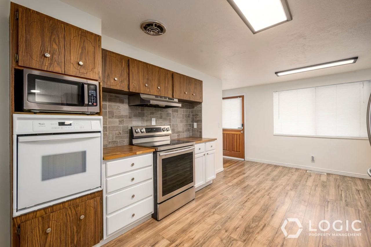 759 N Riverside Dr - Photo 5 of 16
