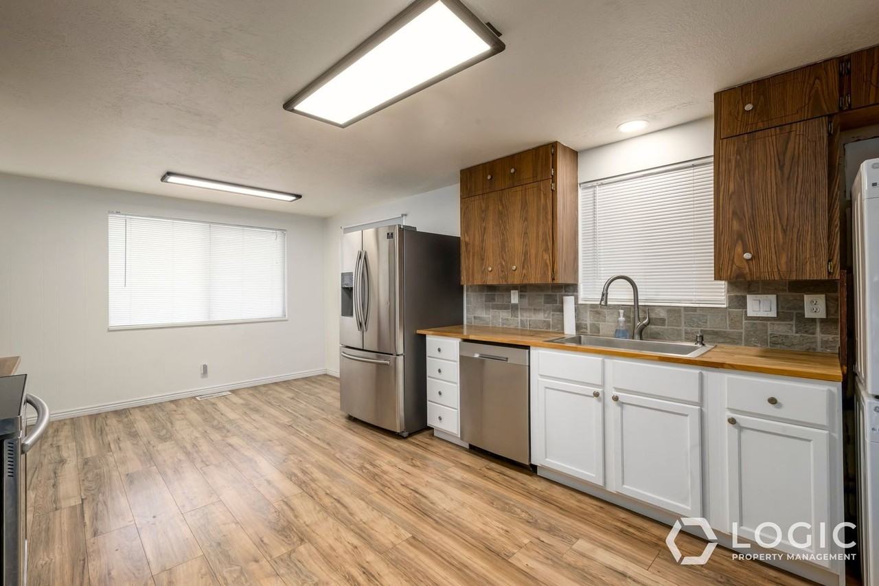 759 N Riverside Dr - Photo 6 of 16