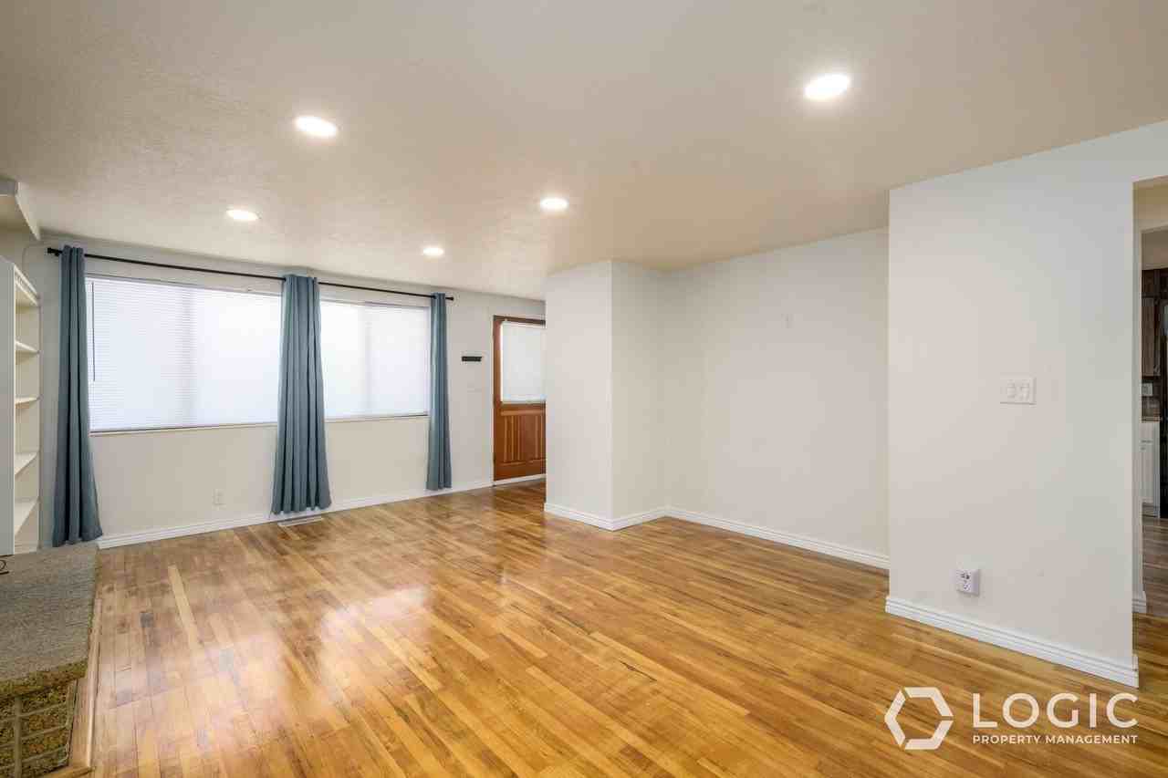 759 N Riverside Dr - Photo 4 of 16