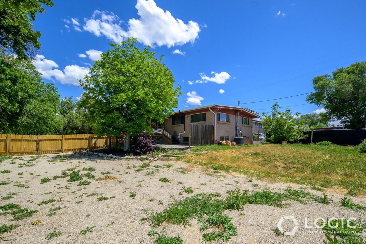 759 N Riverside Dr - Photo 2 of 16
