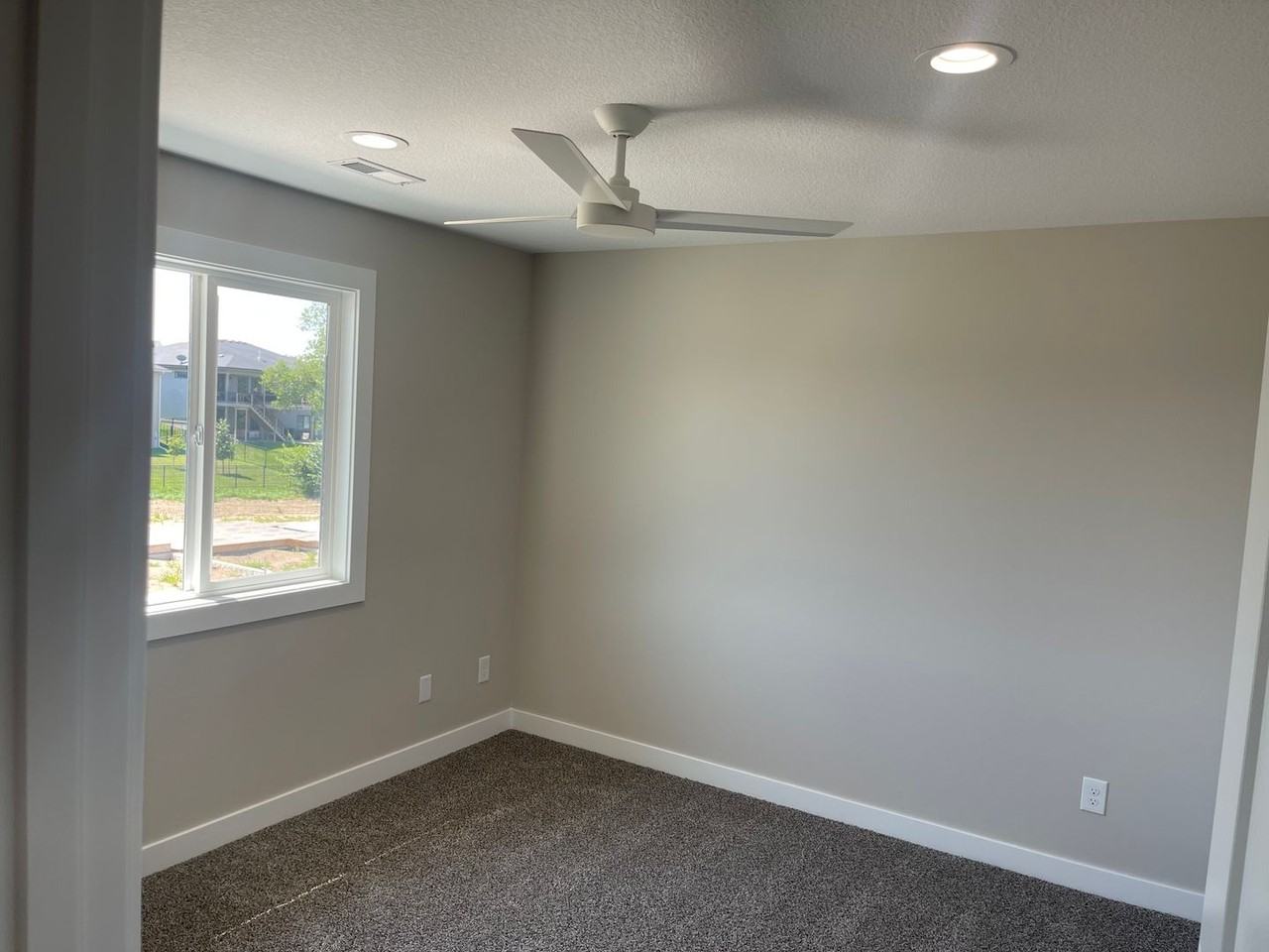 342 Harmony Ave - Photo 4 of 13