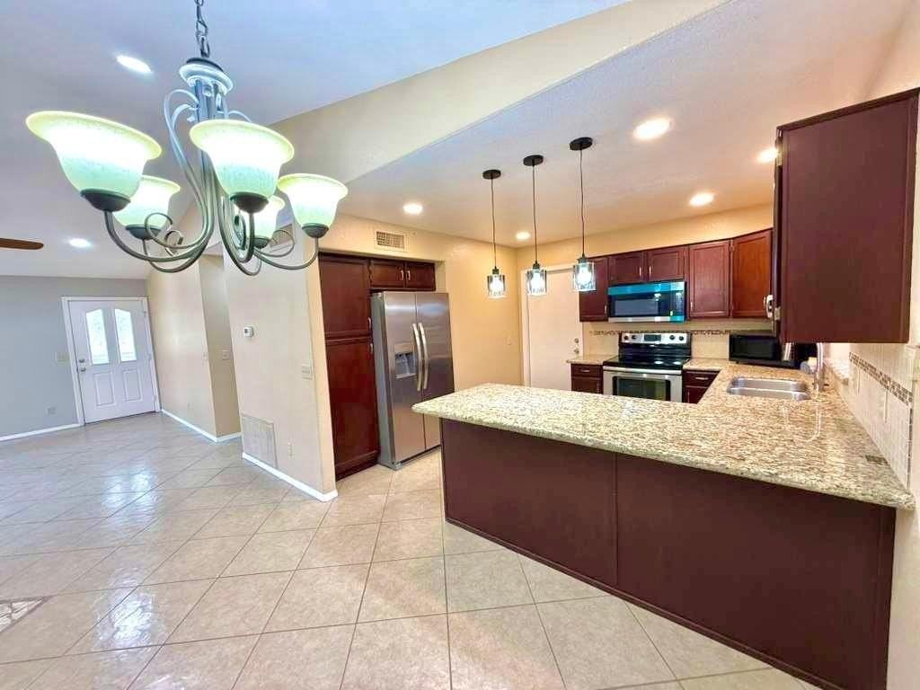 7568 W Kerry Ln - Photo 4 of 13