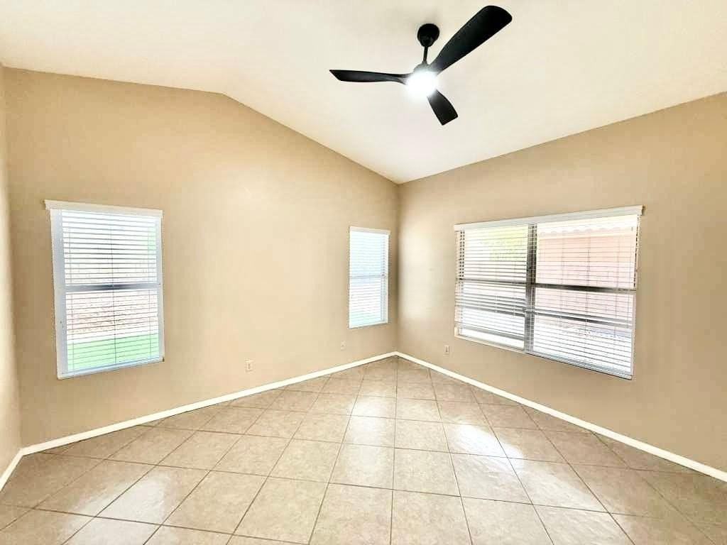 7568 W Kerry Ln - Photo 5 of 13