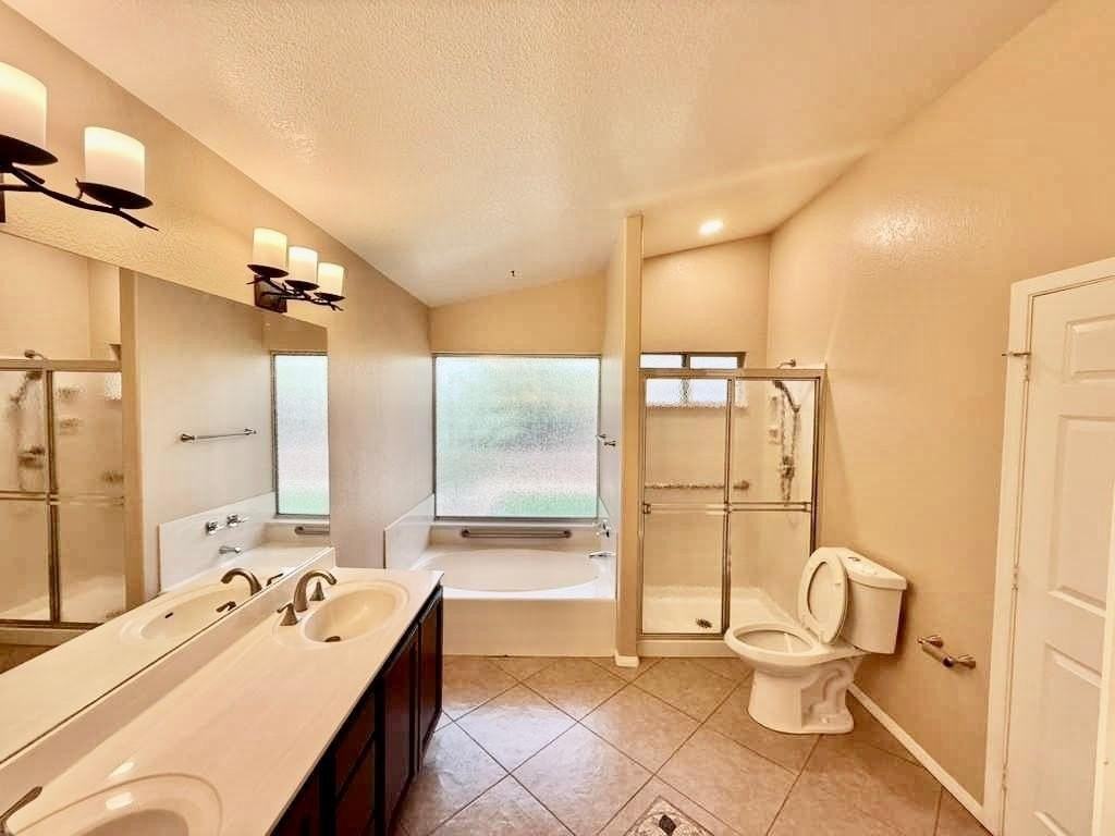 7568 W Kerry Ln - Photo 7 of 13