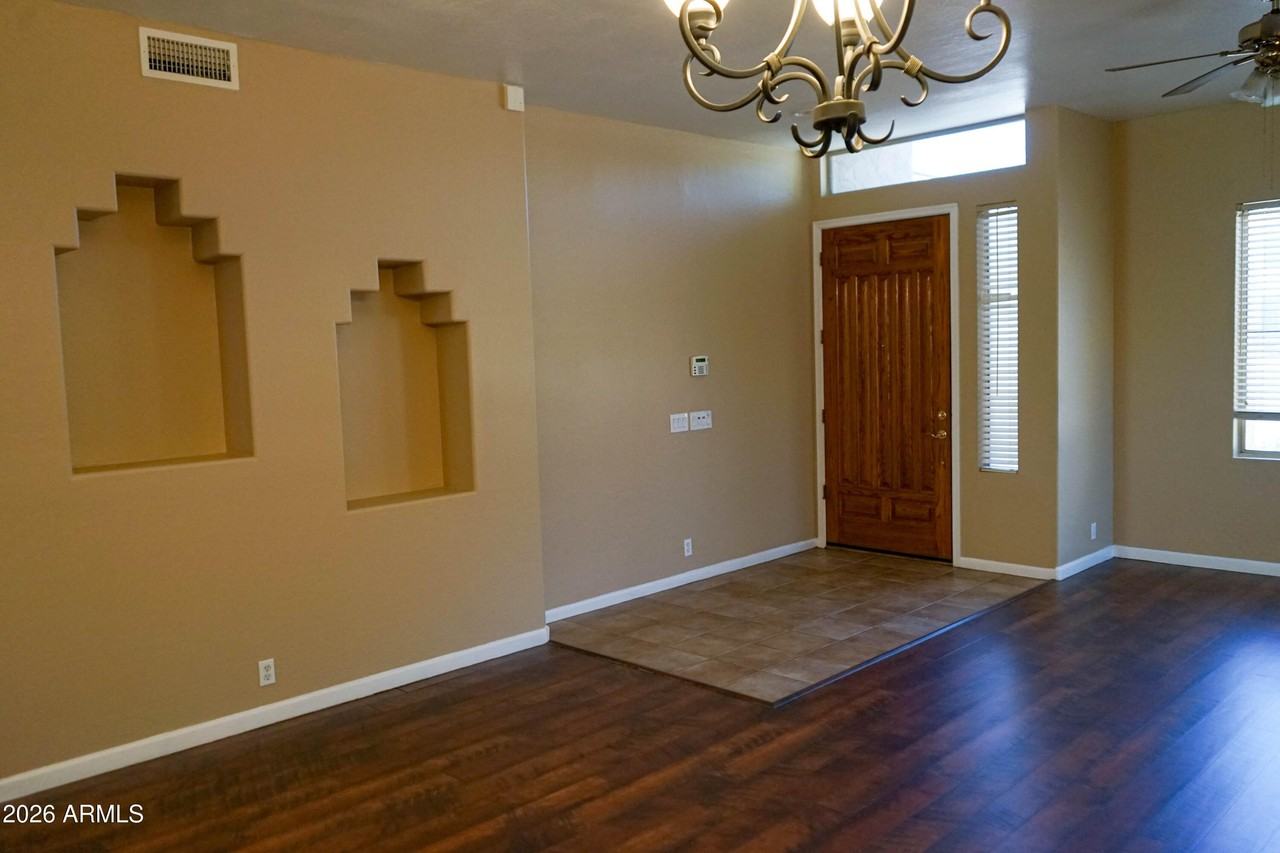 541 N Danielson Way - Photo 6 of 50