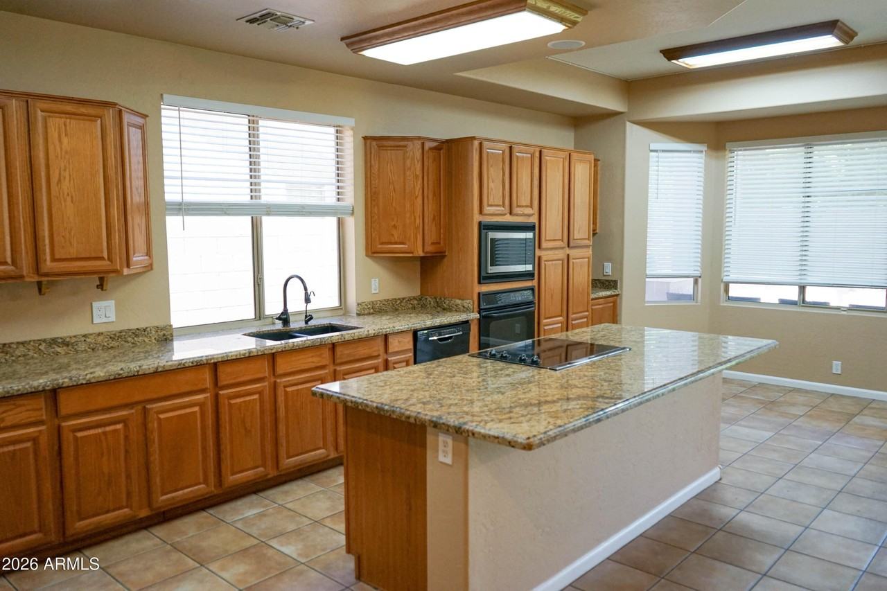 541 N Danielson Way - Photo 7 of 50