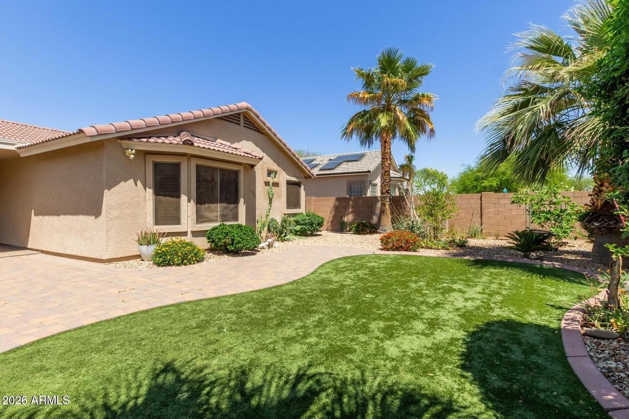 16523 W Saguaro Ln - Photo 2 of 17