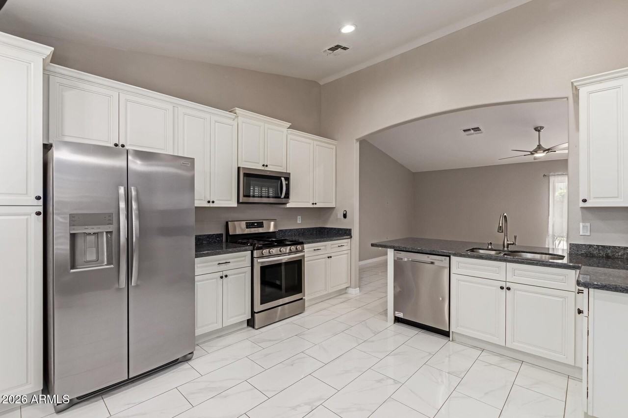 16523 W Saguaro Ln - Photo 4 of 17