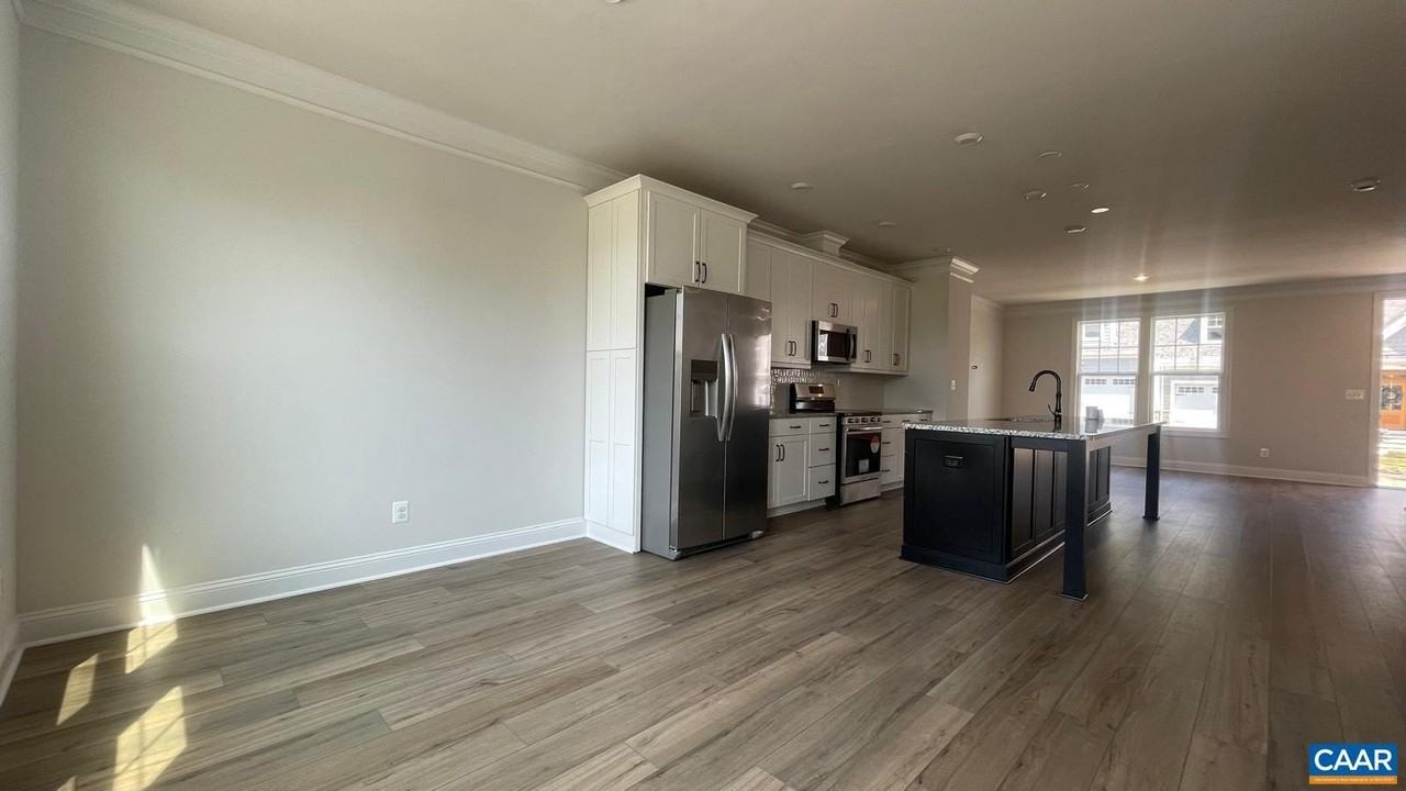 4006 Varick St - Photo 5 of 33