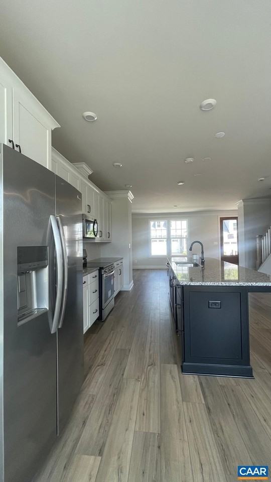 4006 Varick St - Photo 7 of 33
