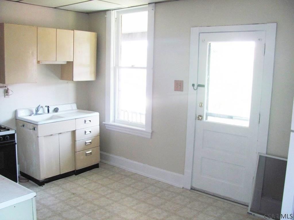 525 Vickroy Ave - Photo 4 of 8
