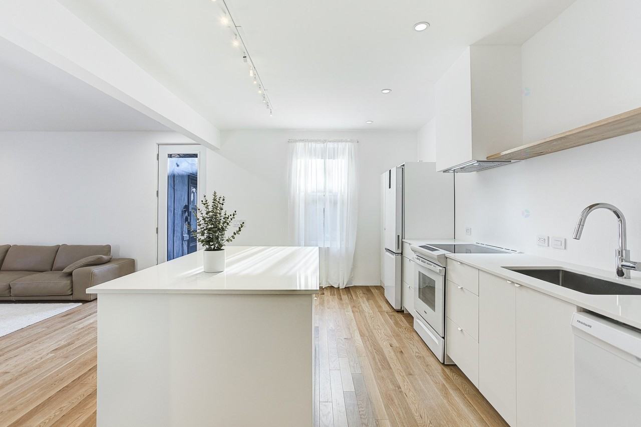 6846 Rue Des écores - Photo 7 of 17