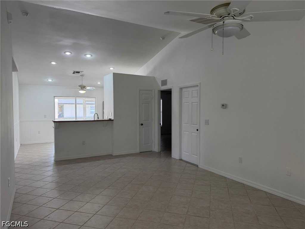 1424 Ne 13th Pl - Photo 5 of 30