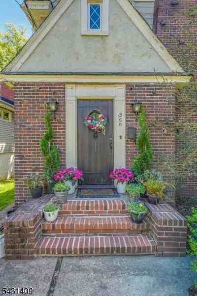 366 Gregory Ave - Photo 2 of 44