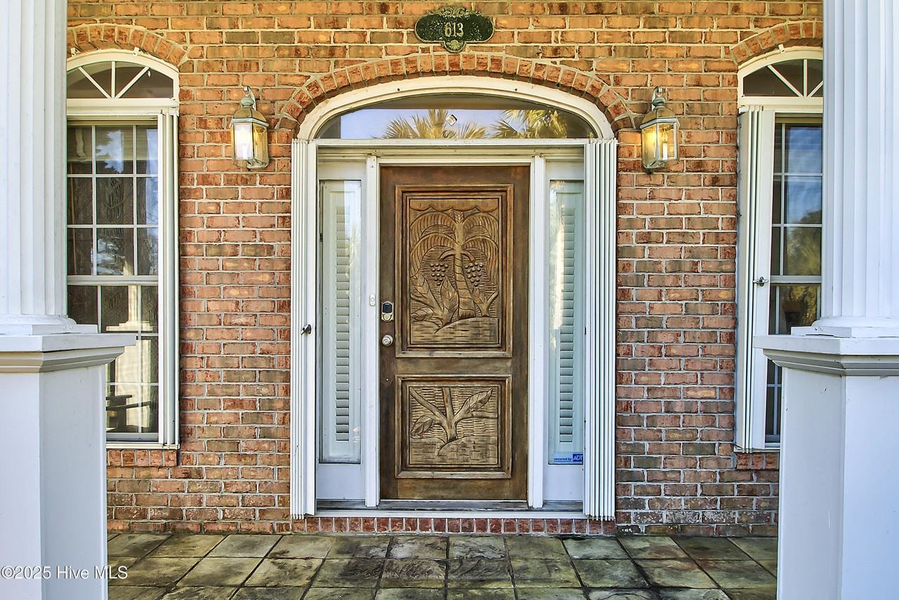 613 Clarendon Ave - Photo 5 of 50