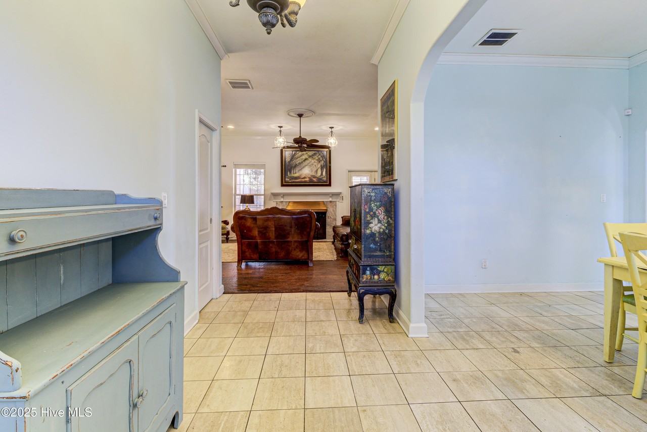 613 Clarendon Ave - Photo 7 of 50