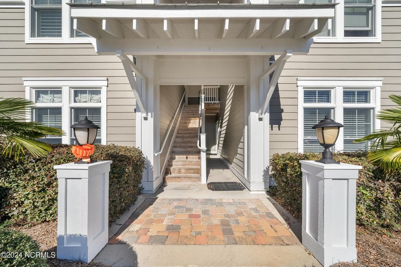 2537 St James Dr #807 - Photo 3 of 37