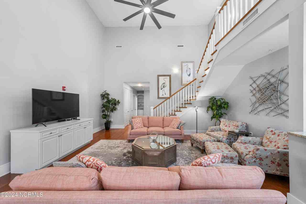 2537 St James Dr #807 - Photo 5 of 37