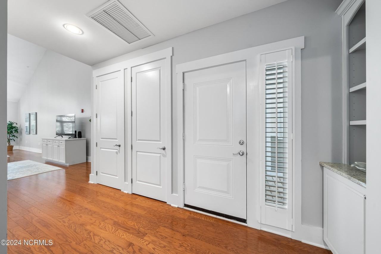 2537 St James Dr #807 - Photo 6 of 37