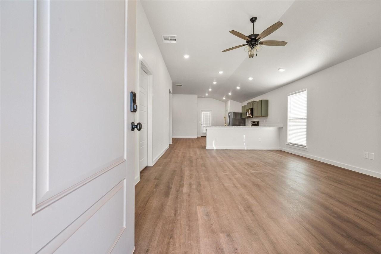 1204 Cottonwood Ave - Photo 3 of 13