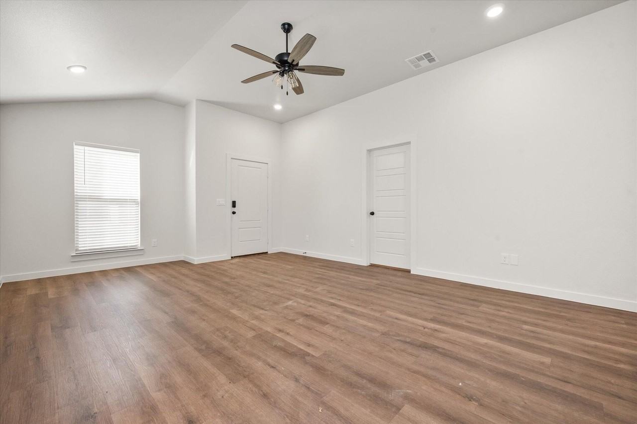 1204 Cottonwood Ave - Photo 4 of 13