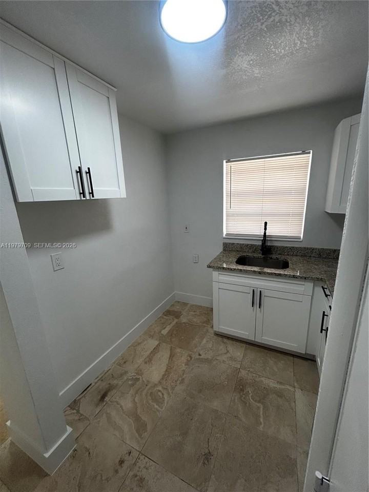 916 Sw 10th St #1-3 - Photo 2 of 19