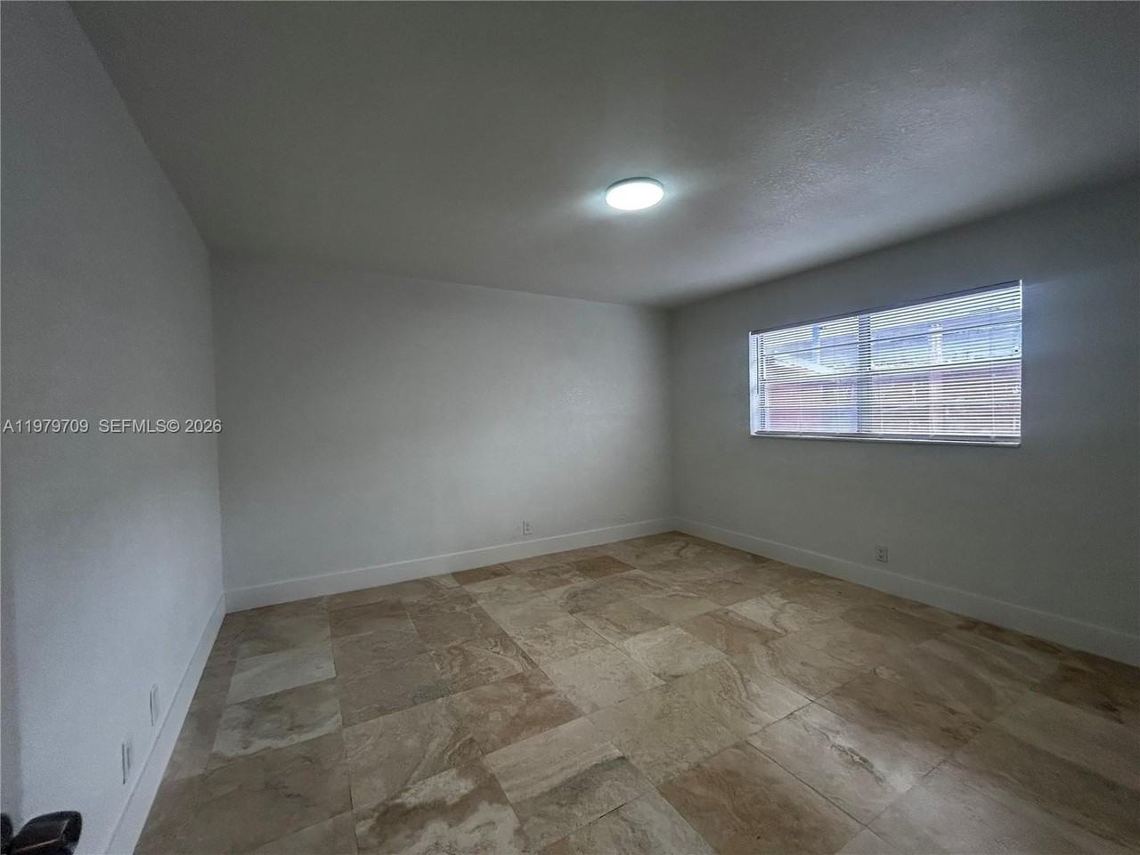 916 Sw 10th St #1-3 - Photo 4 of 19