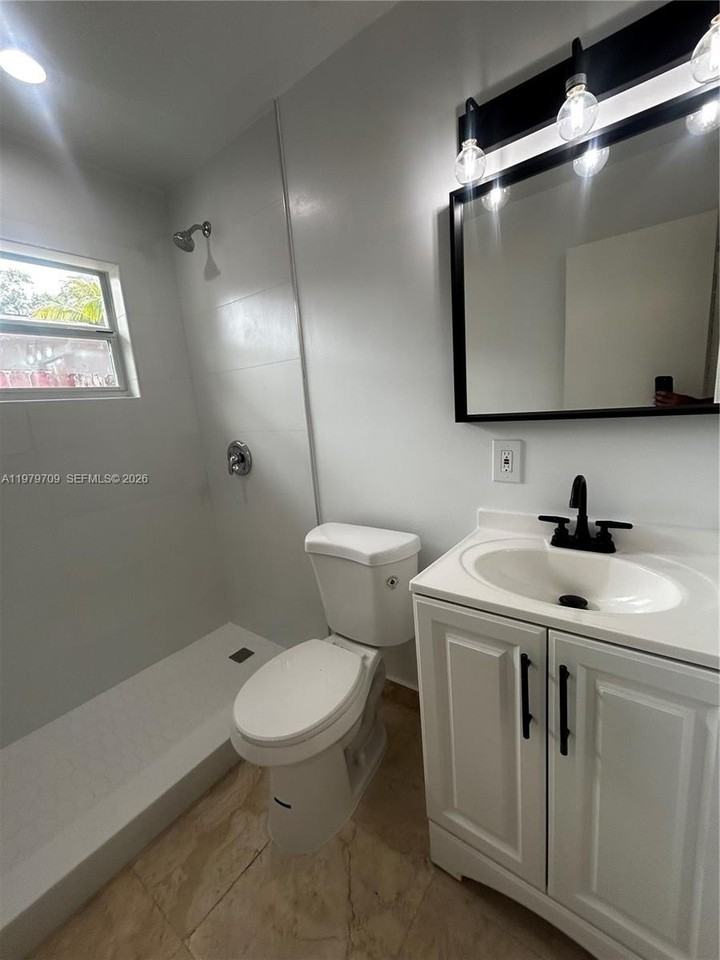 916 Sw 10th St #1-3 - Photo 5 of 19